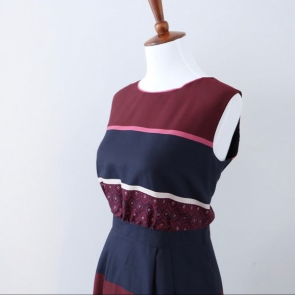 LOFT Sleeveless, Beautiful, A-Line Dress, Navy & Burgundy Design - Picture 3 of 6
